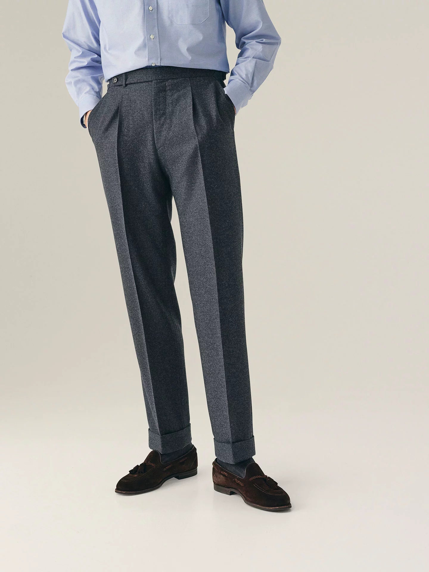 Grey tailored trousers in flannel fabric with blue shirt